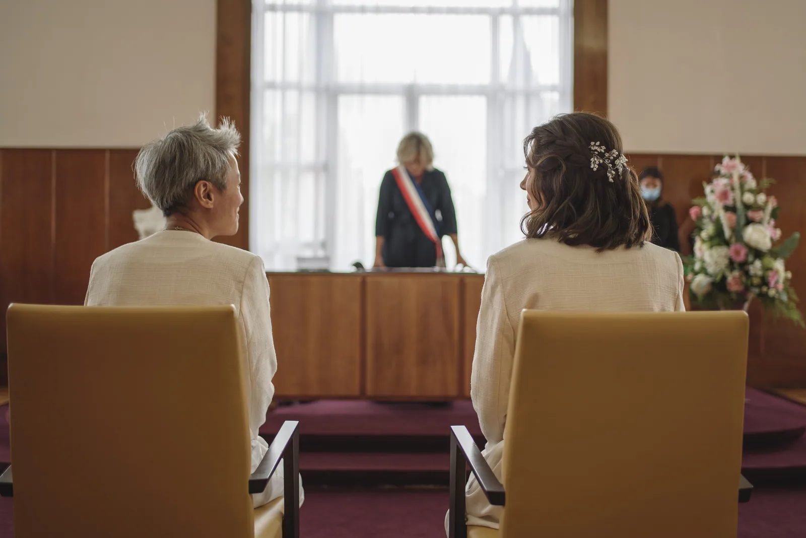 Cérémonie civile en mairie, l'officier d'état civil ceint de l'écharpe tricolore