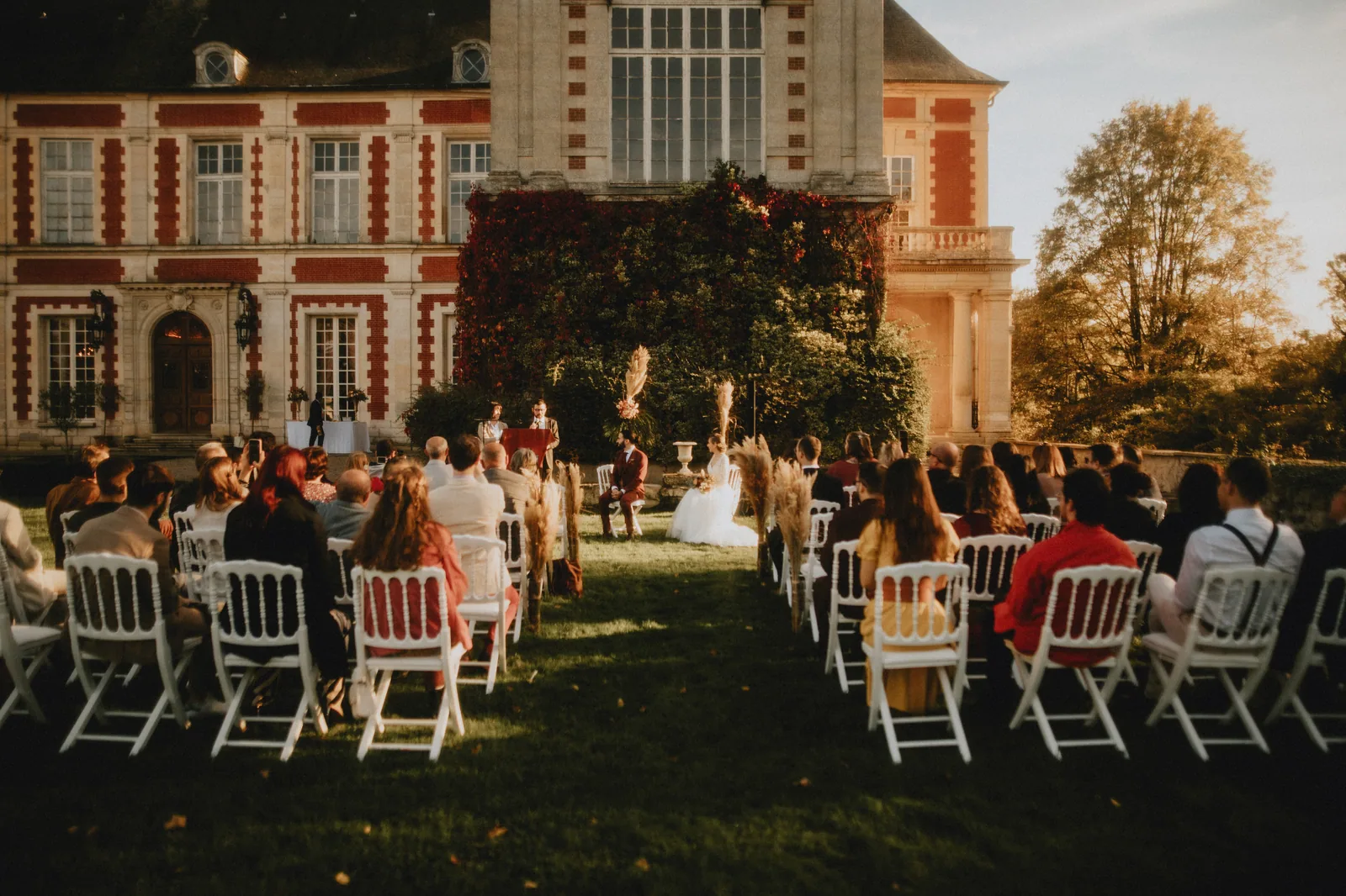 Cérémonie en extérieur devant la façade d'un château