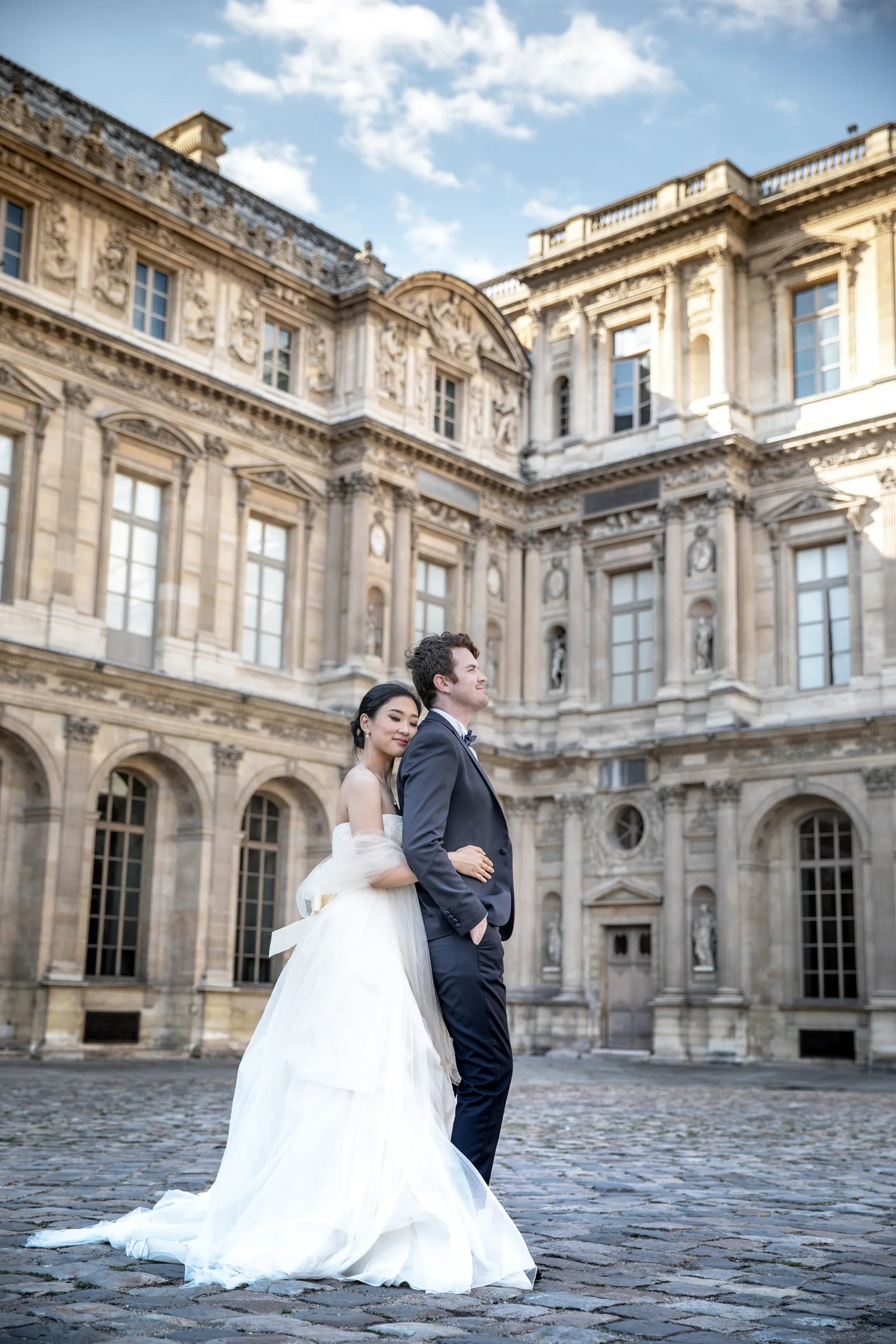 Couple de mariés dans la cour Carrée du Louvre