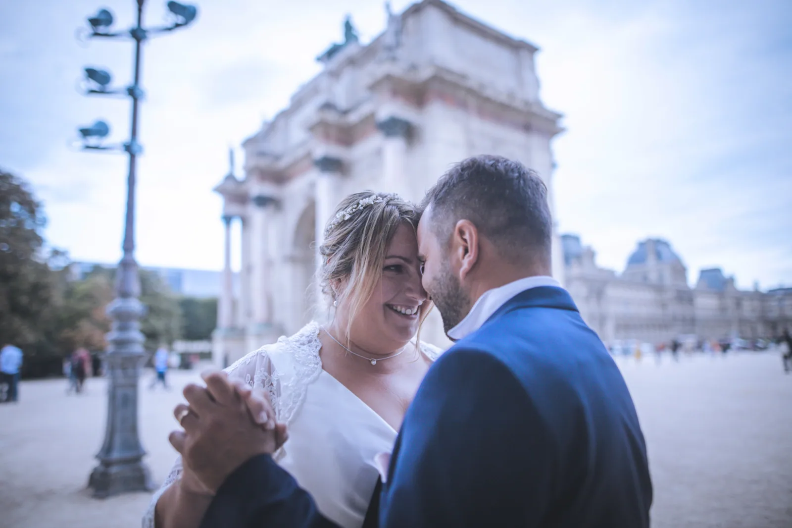 Les mariés dansent devant un monument parisien