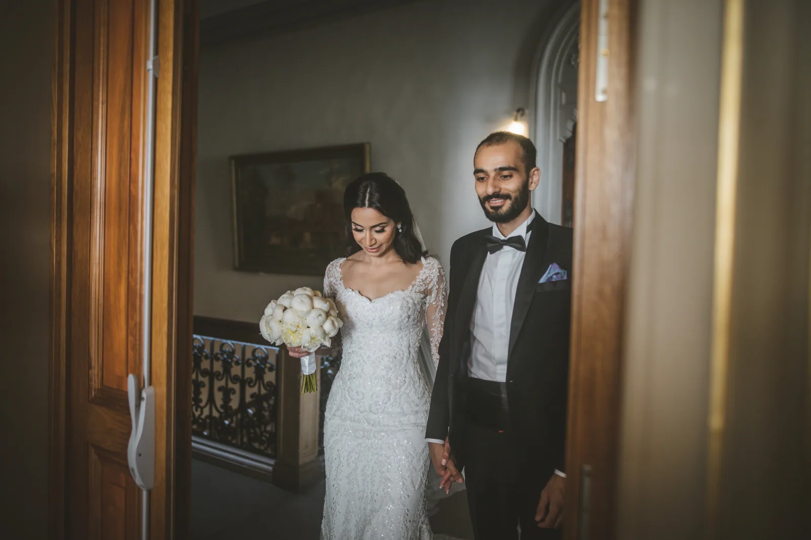 Les mariés dans un salon de château devant un tableau ancien
