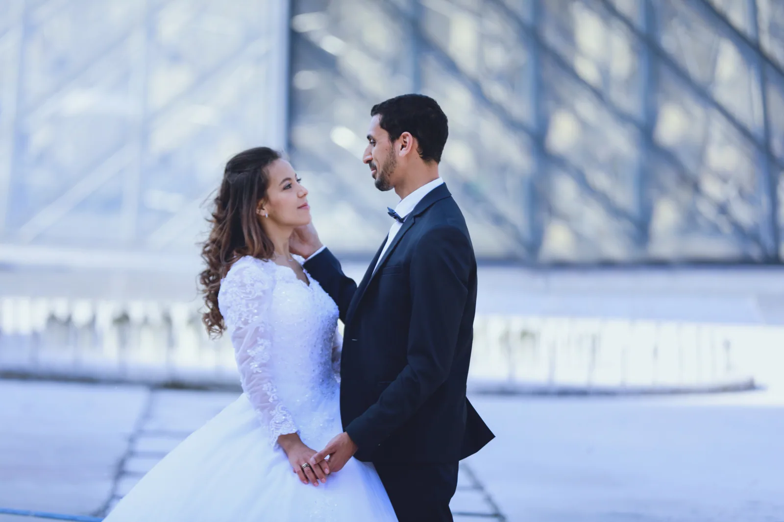 Couple de mariés devant la pyramide du Louvre
