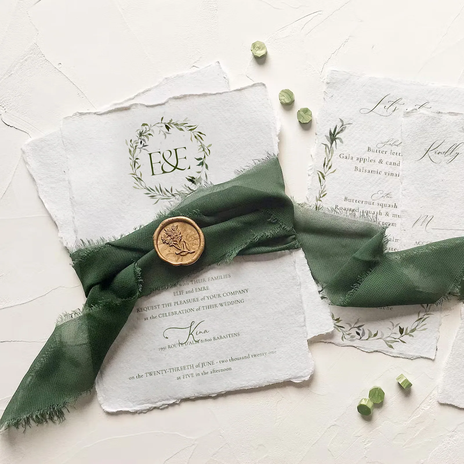 Faire-part de mariage en papier texturé, calligraphie et ruban de soie vert scellé à la cire dorée
