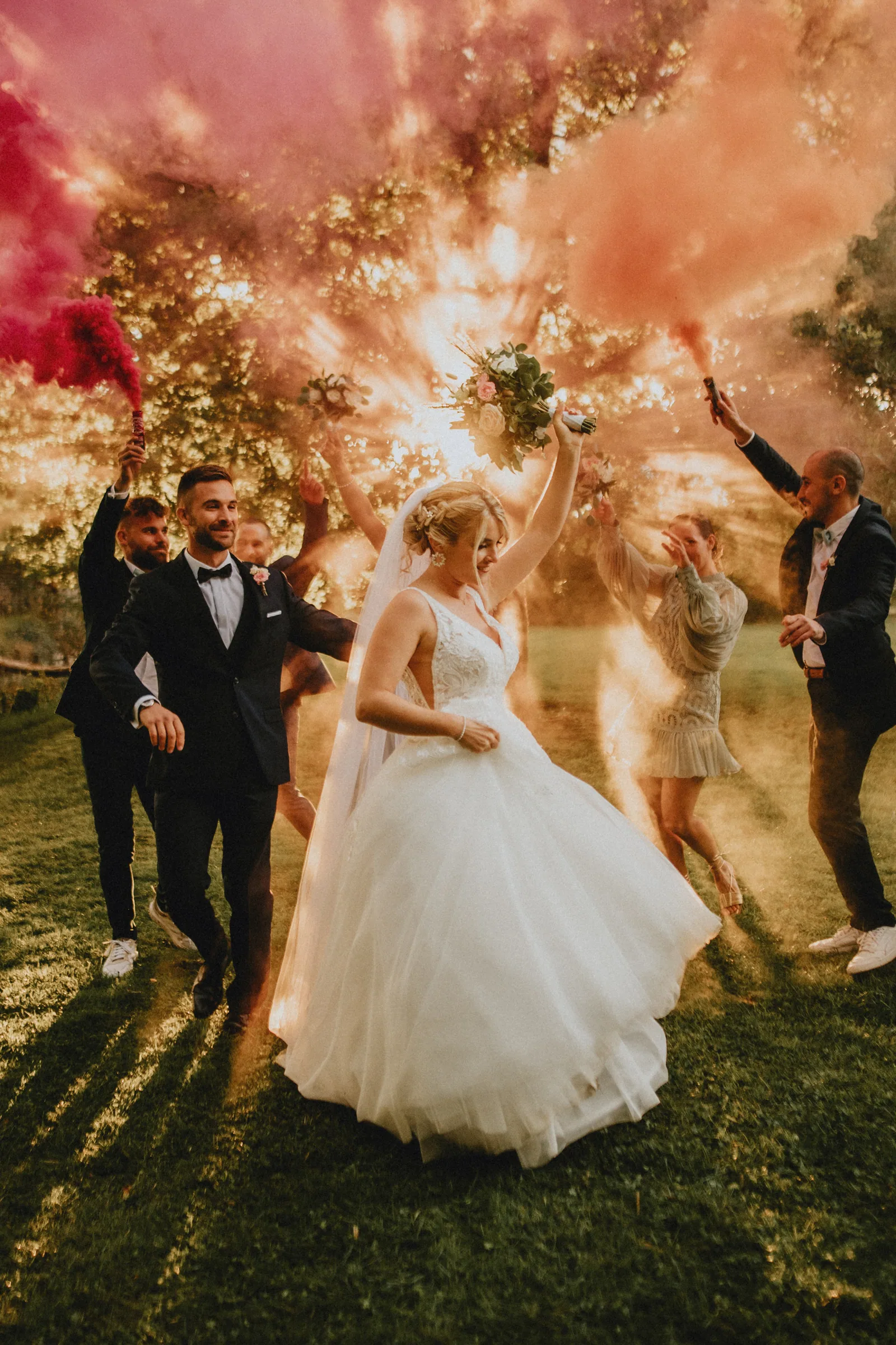 Photo de groupe des témoins avec fumigènes colorés