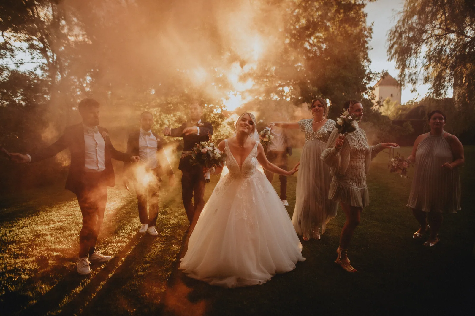 La mariée avec un fumigène dans la lumière dorée du soir