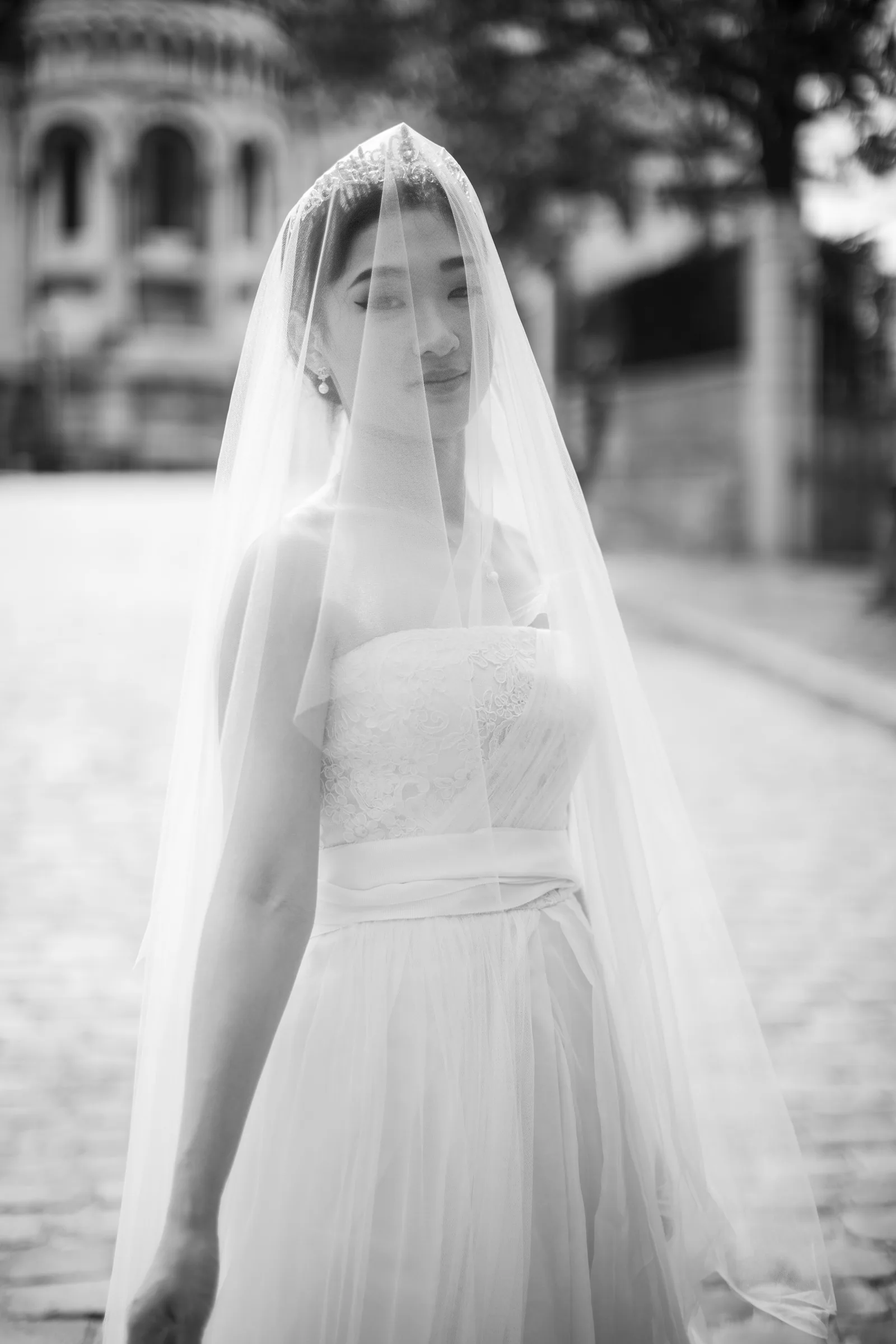Portrait de la mariée sous son voile en noir et blanc