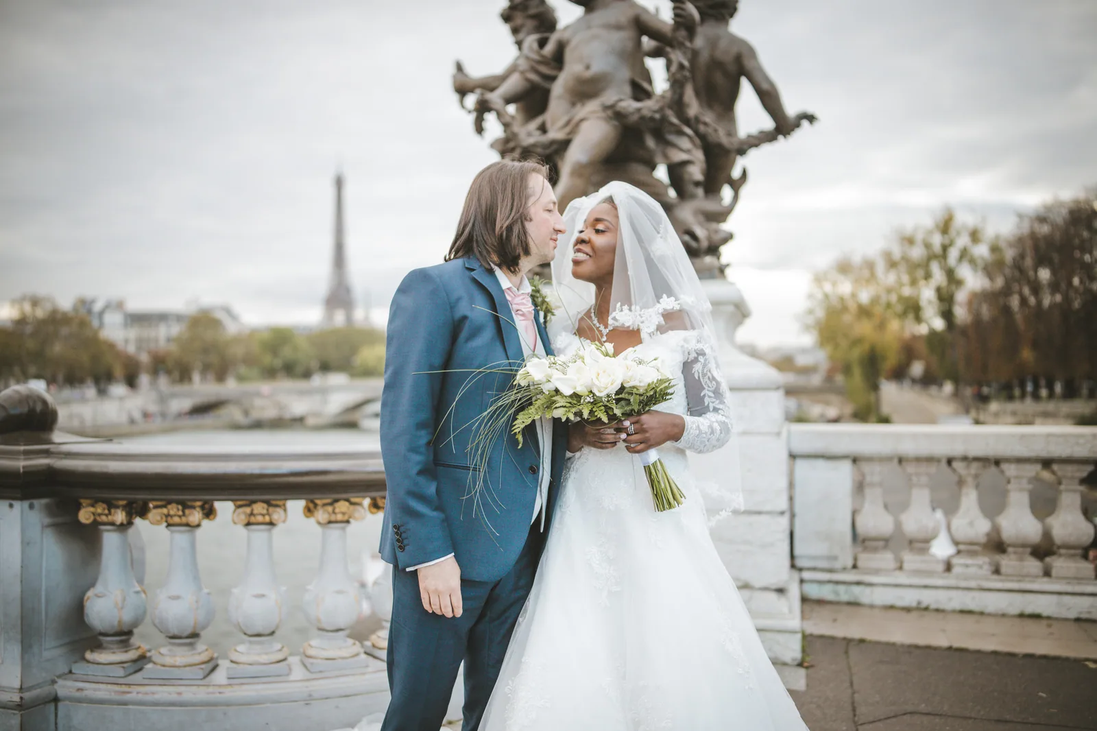 Les mariés sur le pont Alexandre III avec la tour Eiffel en arrière-plan