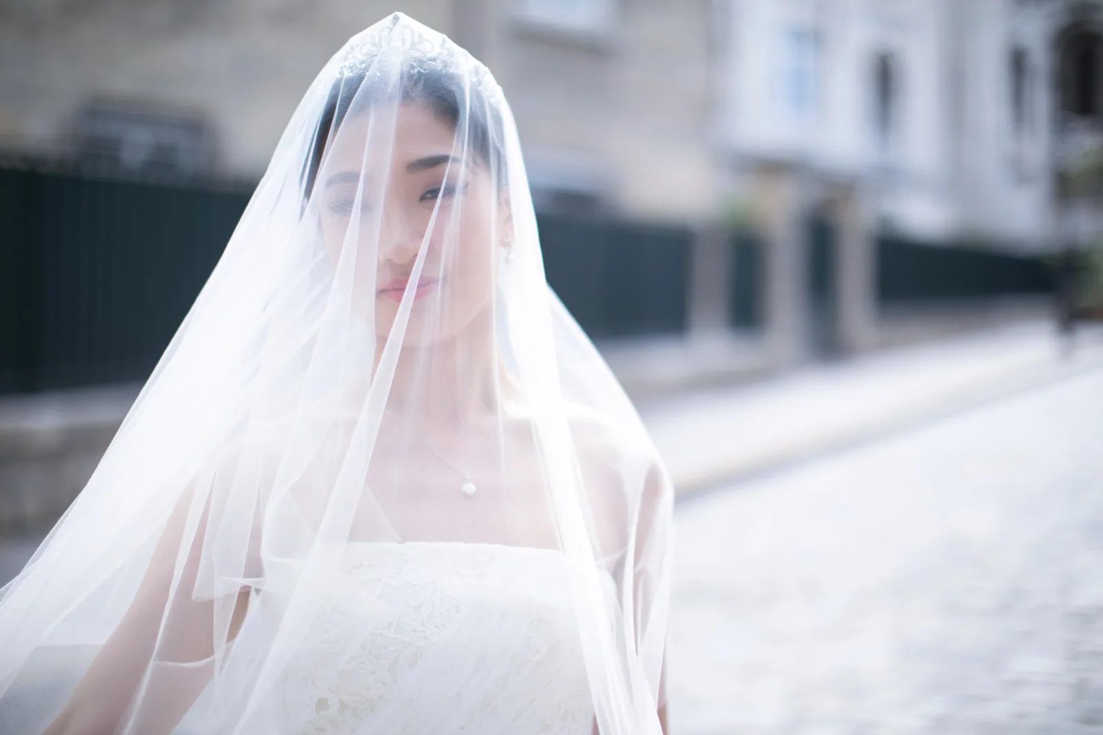 Portrait de mariée à travers son voile transparent