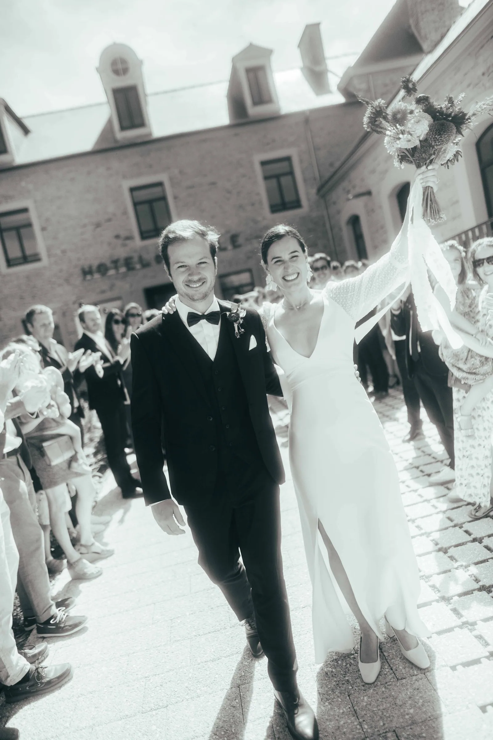 Sortie de mairie en noir et blanc, voile porté par le vent