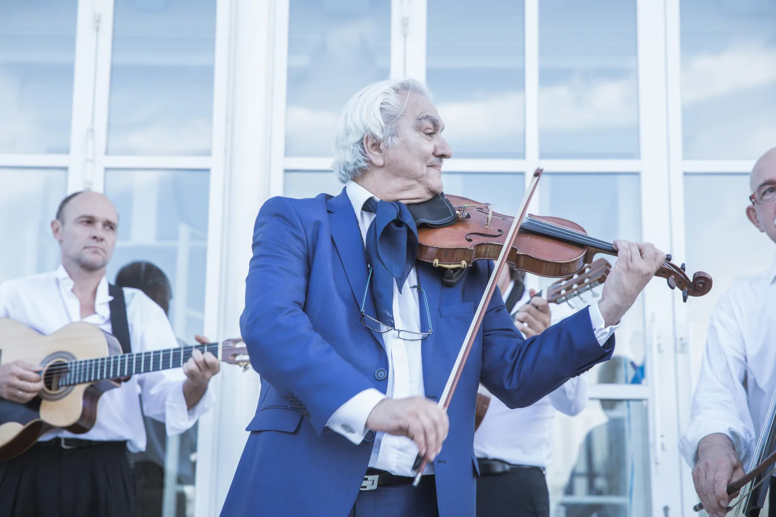 Violoniste en costume bleu jouant pendant le mariage